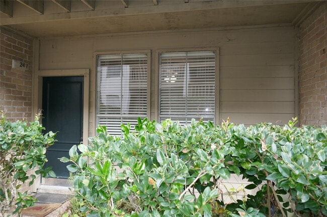 Building Photo - 2100 Tanglewilde St