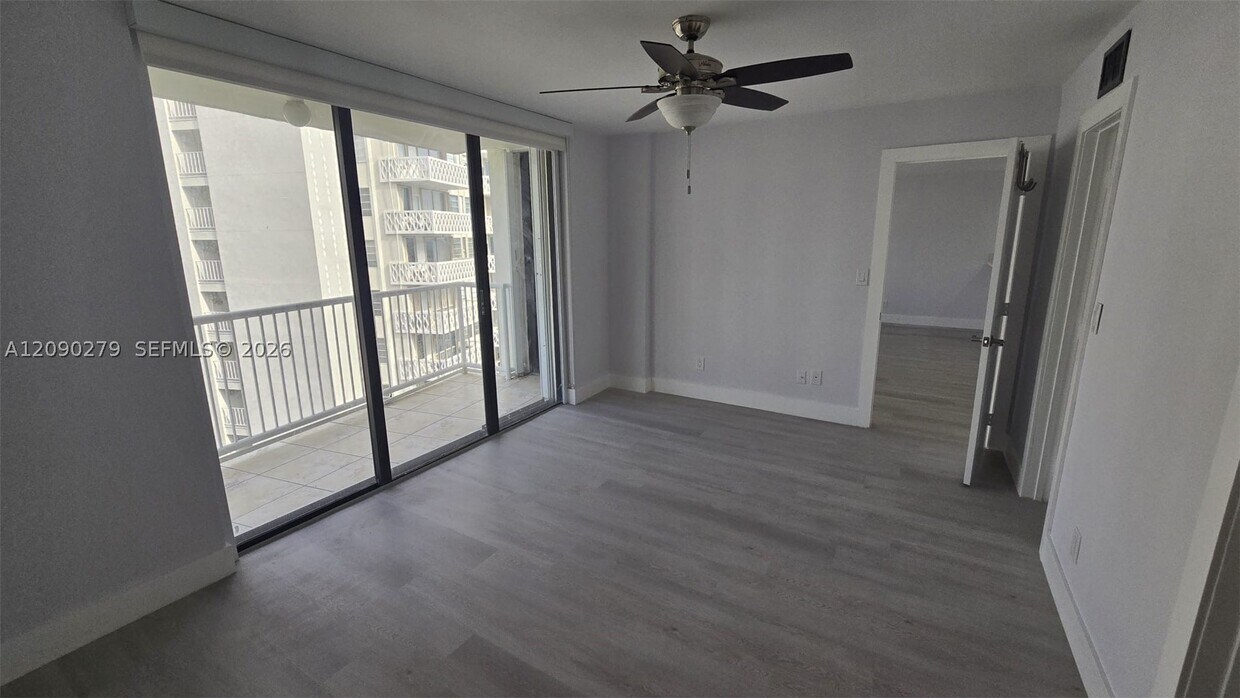 Foto del edificio - 1440 Brickell Bay Dr