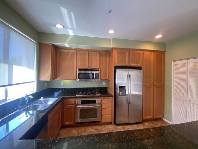 Foto del edificio - Gorgeous 3 bed 3 1/2 bath home with beauti...