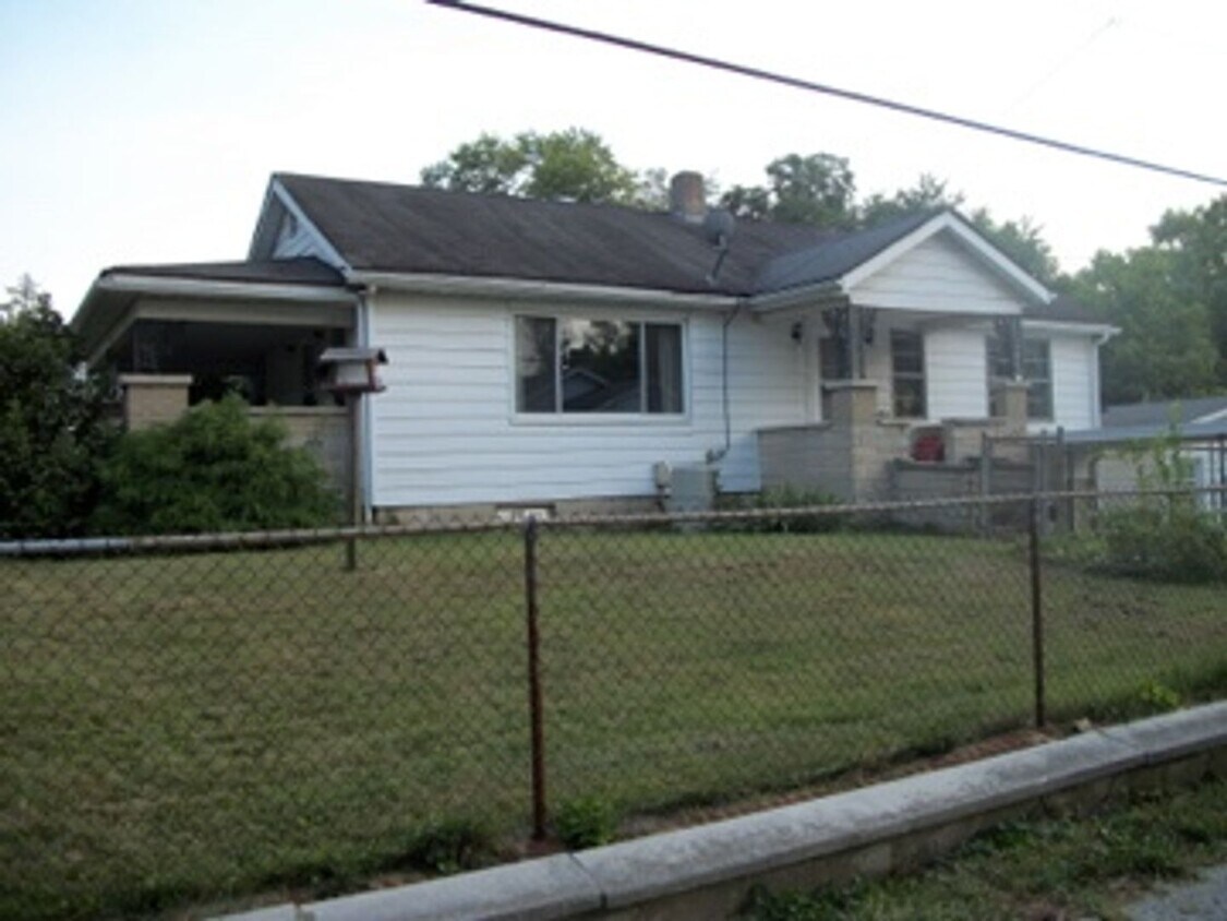 Foto principal - 3 bed/1 bath home near Upland Brewery avai...