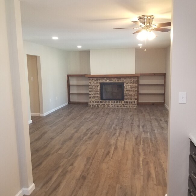 Foto del edificio - 6401 Salem Park Cir