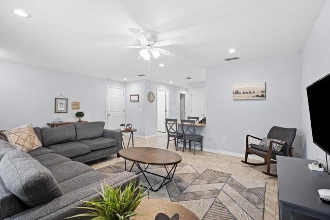 Building Photo - 37770 Kelly B Ct