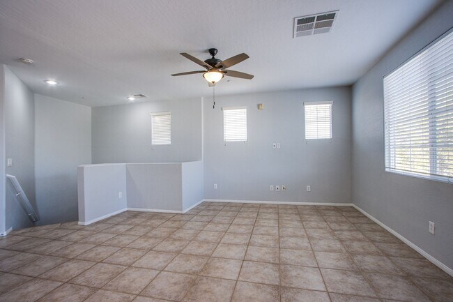 Building Photo - Lovely 2 bed 2 bath upstairs townhouse in ...