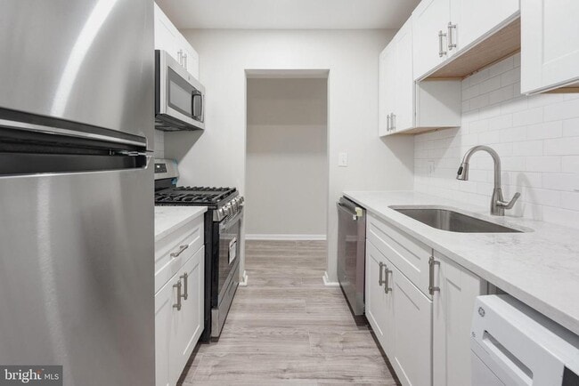 Building Photo - 1521 Colonial Dr