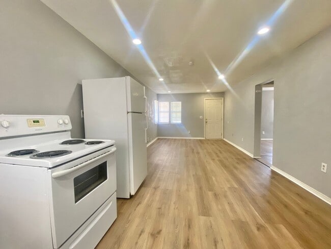 Building Photo - Great economical 2 bed 1 bath rental now available in Arnet Benson