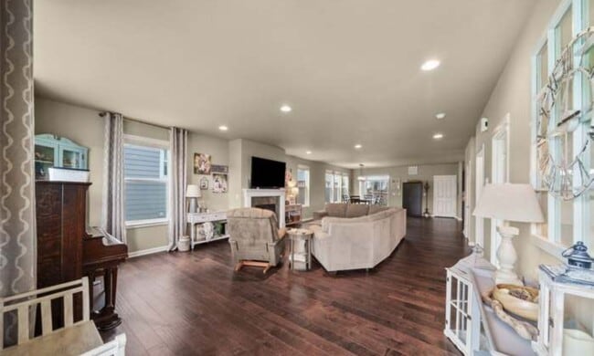 Building Photo - Tehaleh Welcomes You Home to This 5 Bed Be...