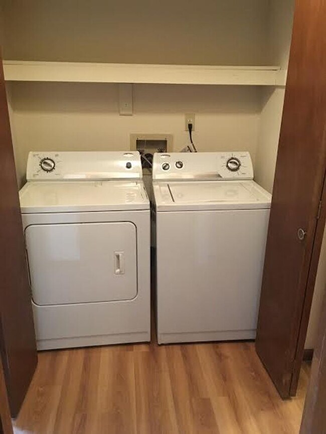 Building Photo - Cozy 3 bed 2.5 bathroom