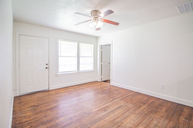 Foto del edificio - updated 3 bedroom 1 bathroom 2 car garage