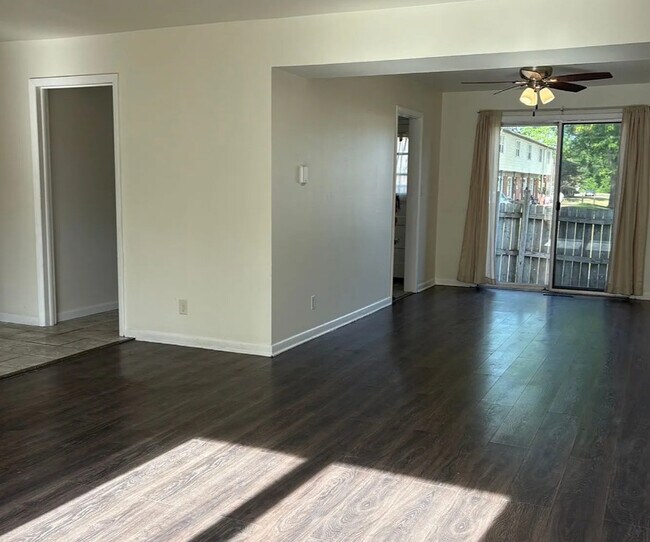 Foto del edificio - Spacious 3 Bedroom 2 Bath Townhome with Garage Available Now – Great Location!