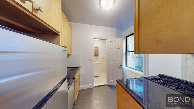 Building Photo - 425 E 65th St