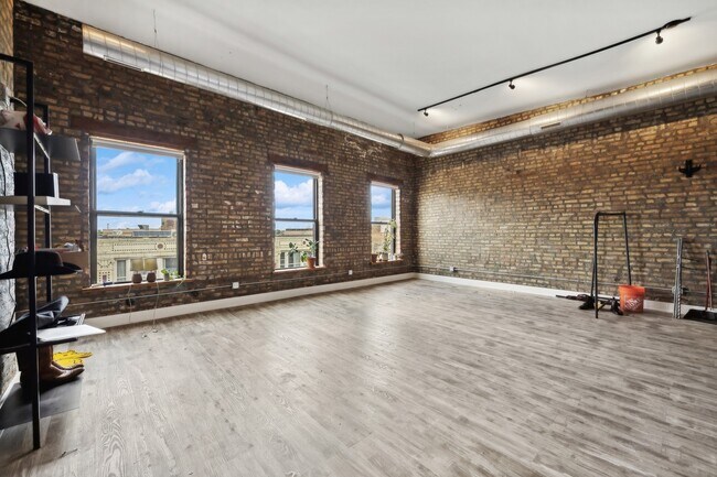 Foto del edificio - 1572 N Milwaukee Ave