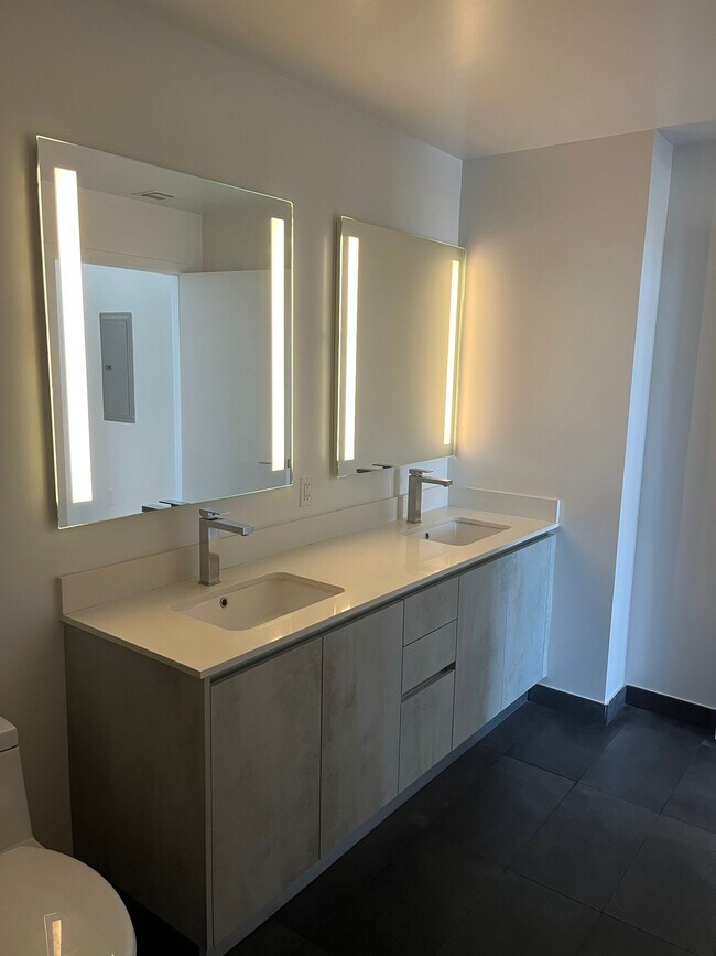 Baño principal - 445 NW 26th St