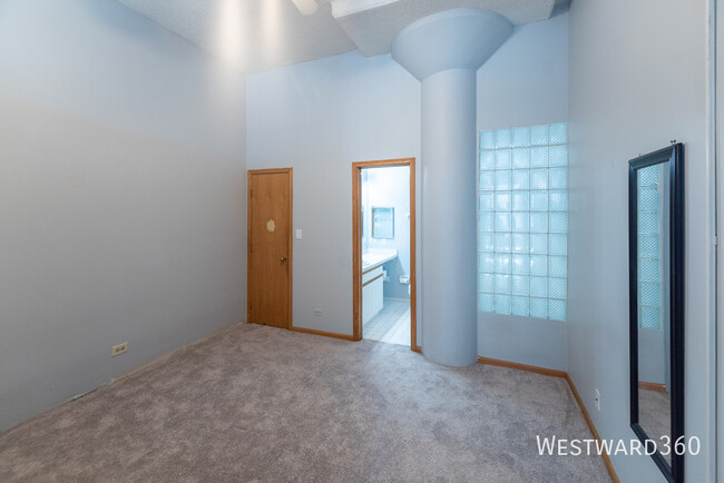 Building Photo - 812 W Van Buren St