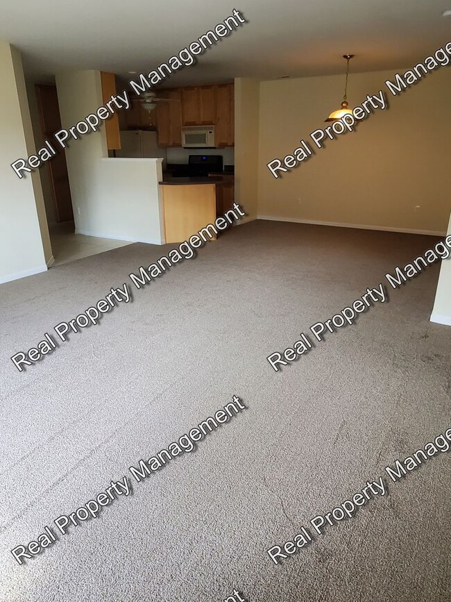 Building Photo - 2 Bedroom Condo