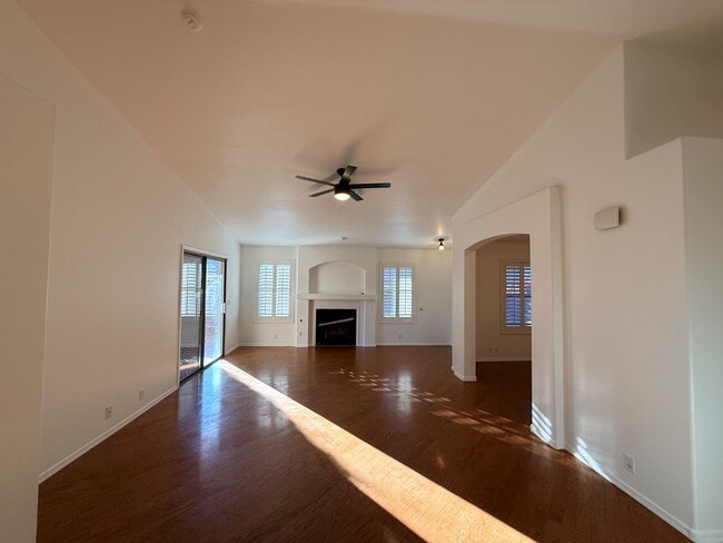 Foto del edificio - 6061 E Rochelle St