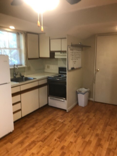 Kitchen - 4908 Sideburn Rd