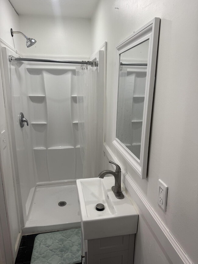 Building Photo - 521 Hoyt St