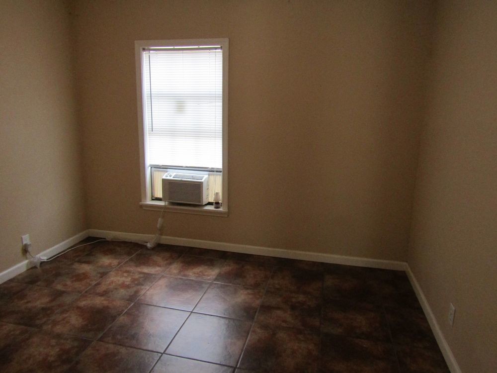 Building Photo - 740 East Irby MOVE IN SPECIAL