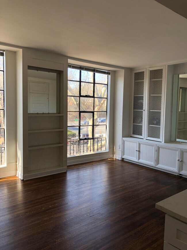 Built Ins - 4627 McPherson Ave