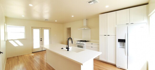 Building Photo - 1420 E Almeria Rd