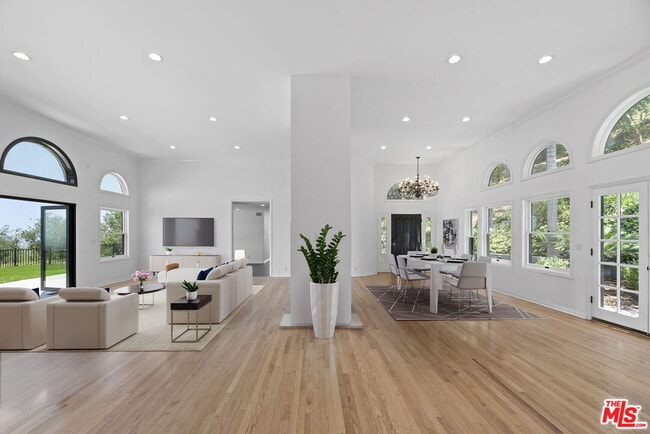 Building Photo - 15851 Mulholland Pl