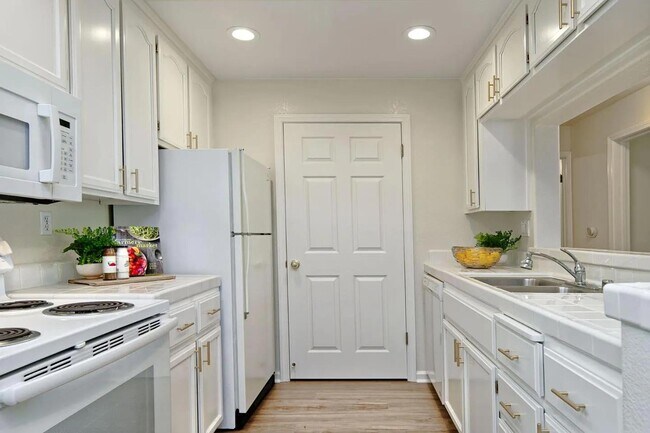 Foto del edificio - 5947 Lake Hennessy Ct