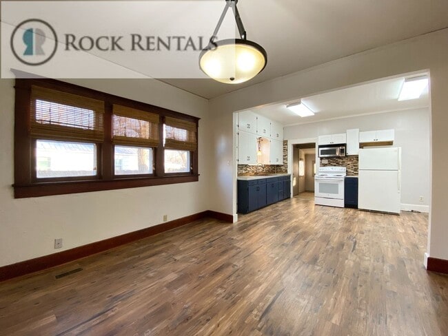 Building Photo - Updated 3 Bed 1 Bath with Large Back Yard