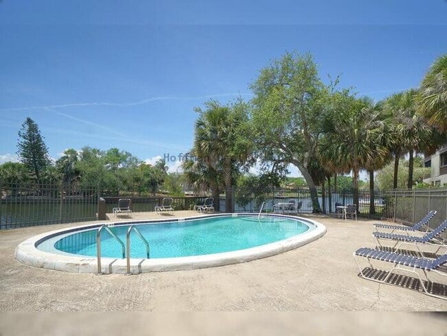 Foto del edificio - Waterfront 2BR Condo with Private Garage and Water Views in Tampa