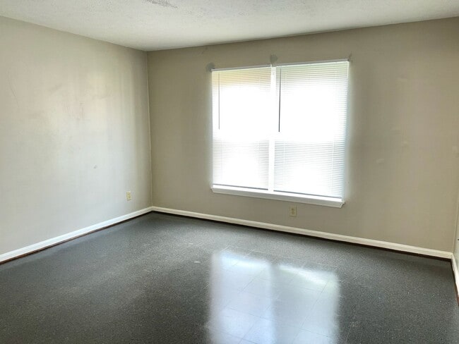 Building Photo - Second floor 1 bedroom apartment- Section ...