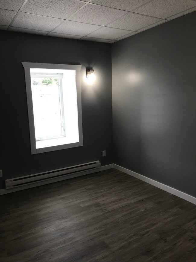 Building Photo - 208 1/2 Main St S