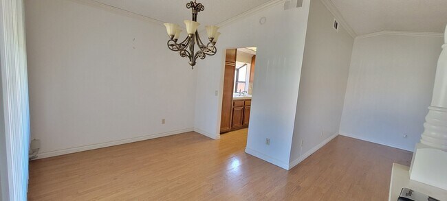 Building Photo - 2 bed 2 bathroom ready to call home!