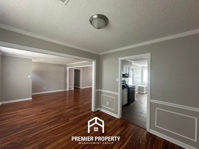 Building Photo - Spacious 3BR/2BA Bartlett Home | Hardwood Floors & Bay Window Breakfast Nook