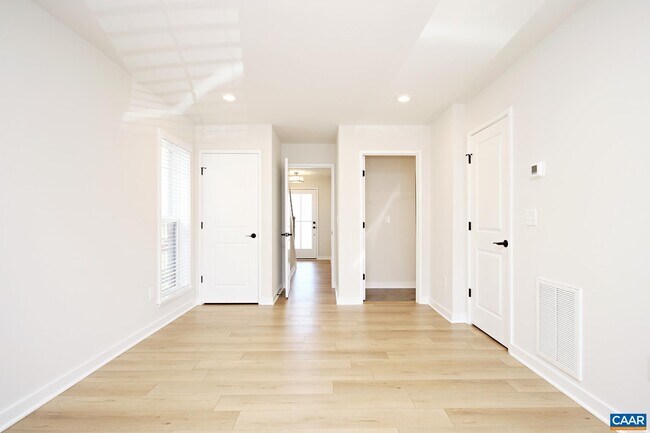 Foto del edificio - 6015 Bicknell St
