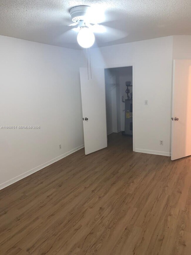 Foto del edificio - 8290 Lake Dr