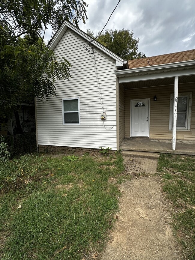 Building Photo - 743 Maple Ave