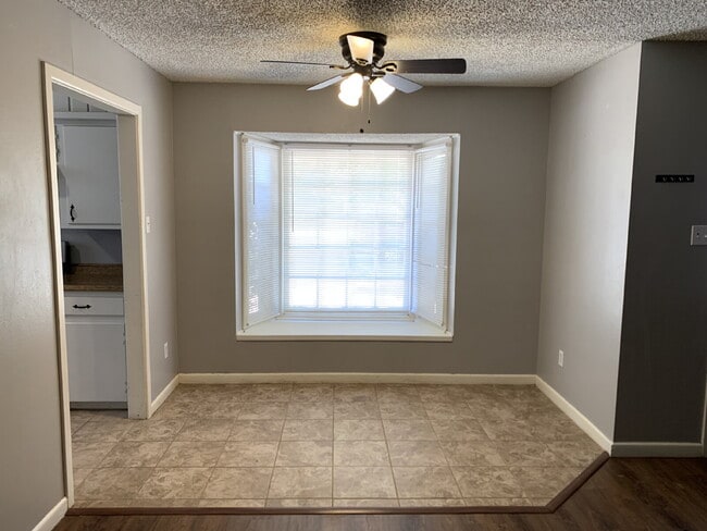 Building Photo - Cute Cottage Style Duplex in Great Location