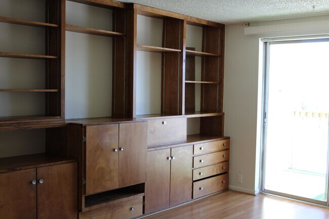 Building Photo - Wonderful 1 BR/1 BA Condo located on 3rd Floor in Secured Bldg!