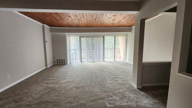 Building Photo - Completely Remodeled 2/2 Condo