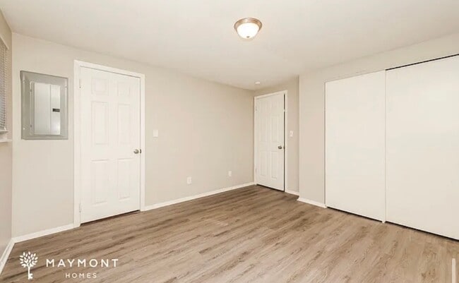 Building Photo - 333 Brownstone Dr