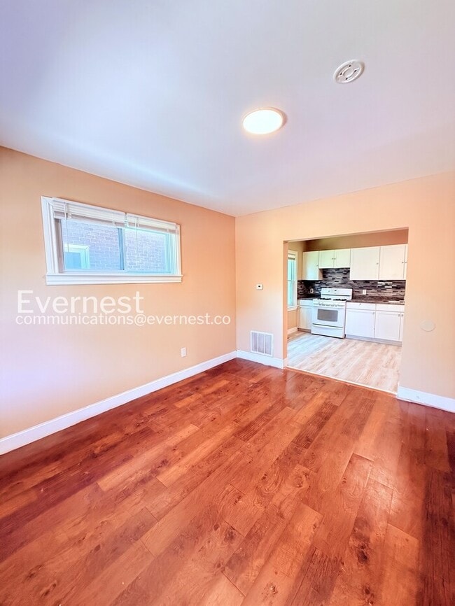 Building Photo - 2488 Woodmere St