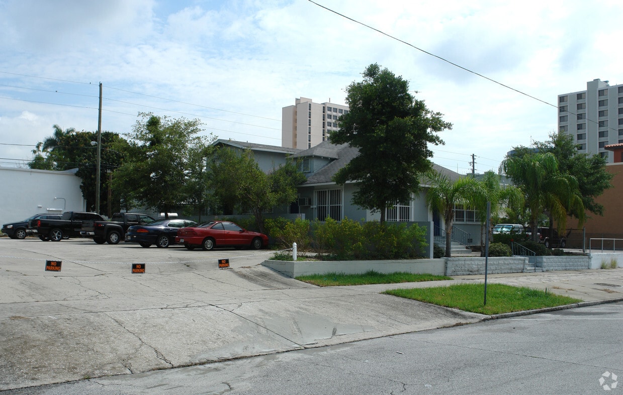 Building Photo - 637 3rd Ave S