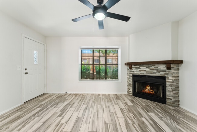 Building Photo - 4901 E Kelton Ln