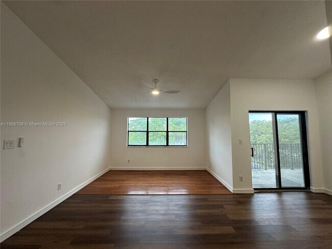 Foto del edificio - 530 S Park Rd