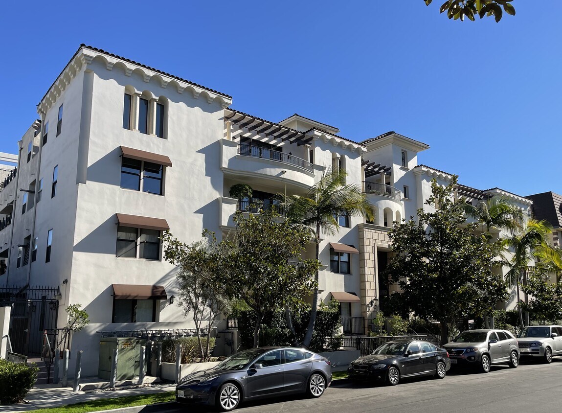 Primary Photo - 122 N Clark Dr