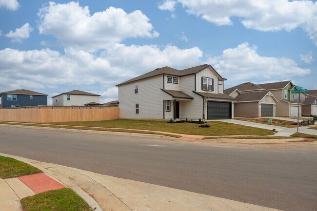 Foto del edificio - 4 Week Free Move In Special! Spacious 4-Bedroom Corner-Lot Home with Game Room in New Braunfels