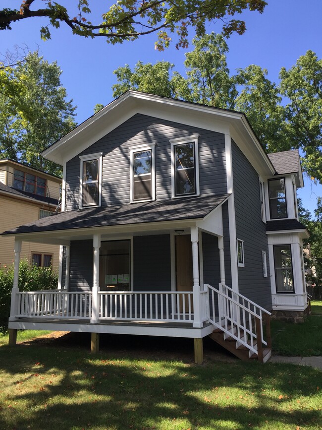 Building Photo - 614 Forest St