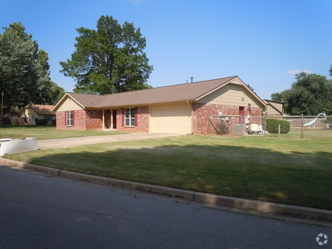 Building Photo - 7701 Briarwood Ave