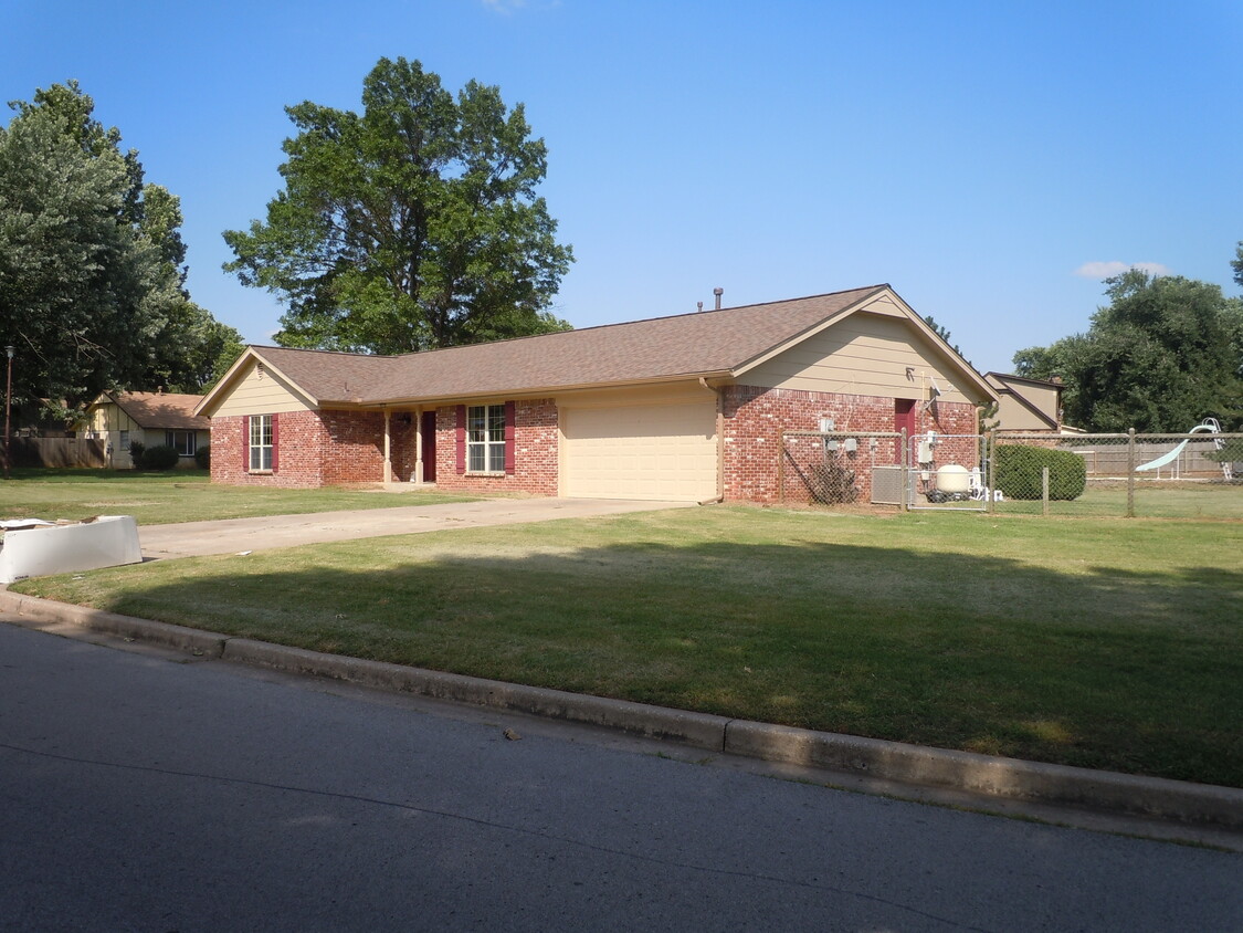 Primary Photo - 7701 Briarwood Ave