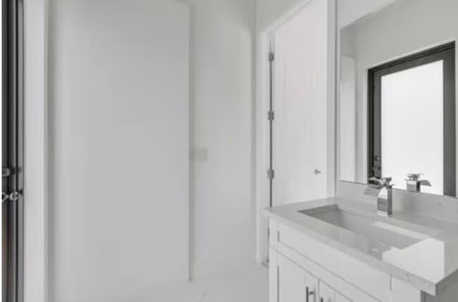 Foto del edificio - 1106 W 11th St