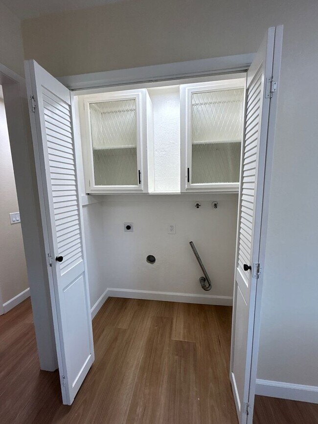 Foto del edificio - STUNNING Remodeled 2 Bed 1 Bath Ground Floor Unit with Indoor W/D Hookups